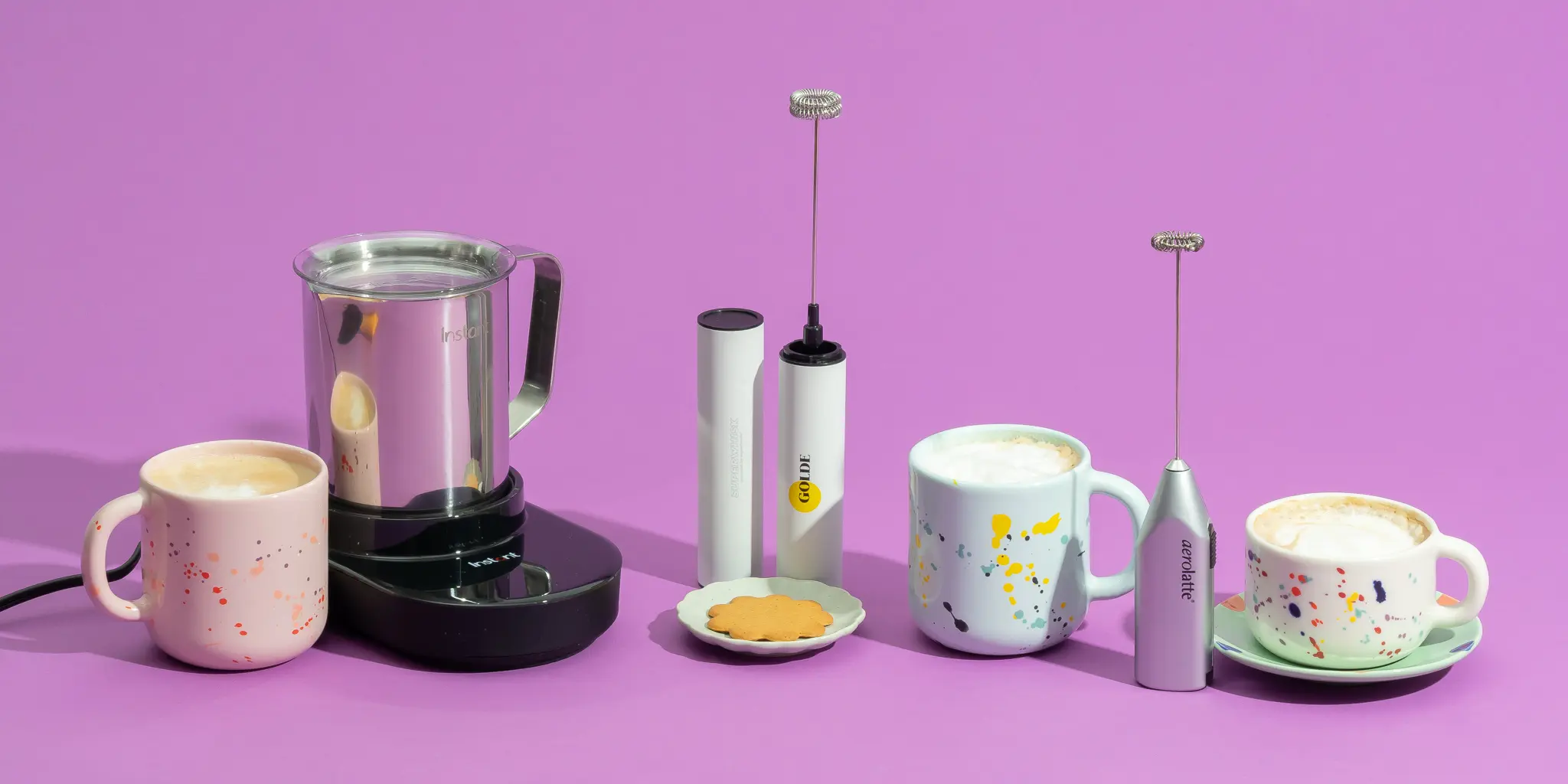 Handheld milk frother making foam